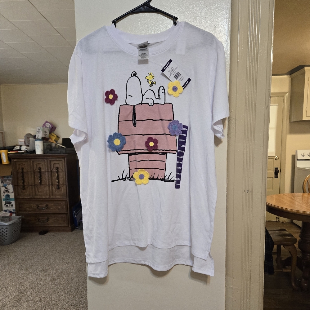 Brand new!!! NWT Peanuts Snoopy graphic tee with knit 3-D flowers size XXL
